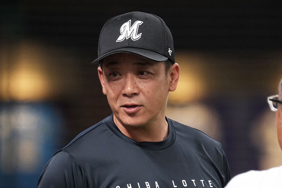 千葉ロッテマリーンズのユニフォーム姿で取材に応じる西岡剛コーチ