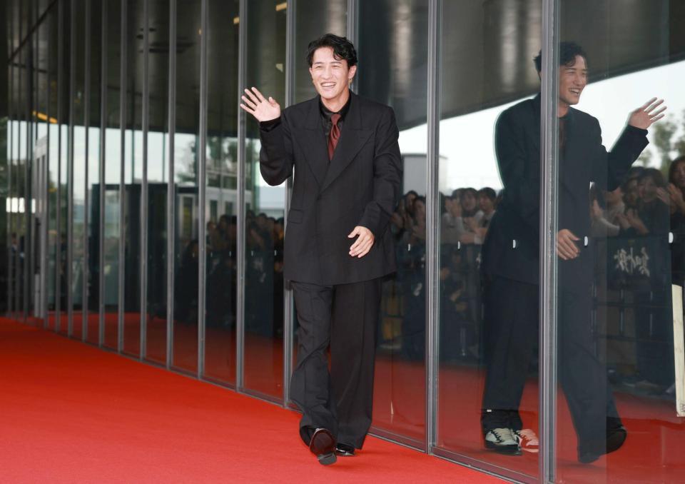 真田十勇士ジャパンプレミアのレッドカーペットを一人で歩き手を振る岩本照