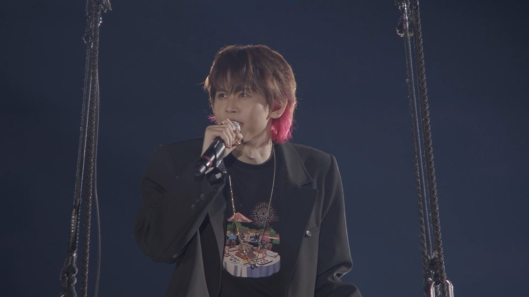 ステージでマイクを持ち歌うキヨ、TOP4東京ドーム公演の様子