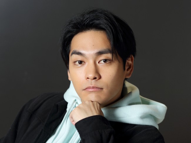 柳楽優弥のポートレート写真、黒髪にジャケット姿