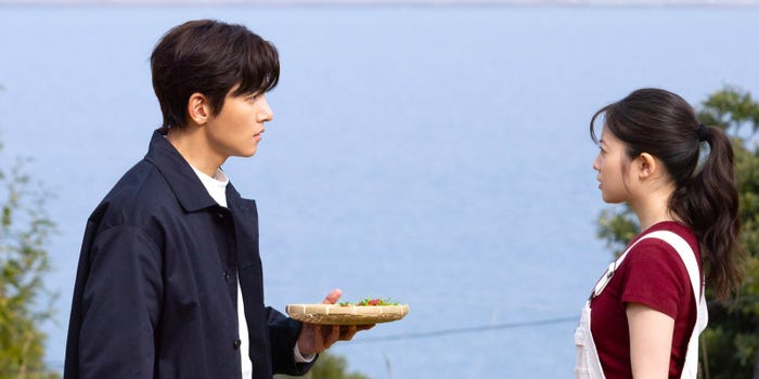 メリーベリーラブ 第1話、イ・ユビン（チ・チャンウク）と白浜夏凛（今田美桜）が島の海辺で向き合う場面