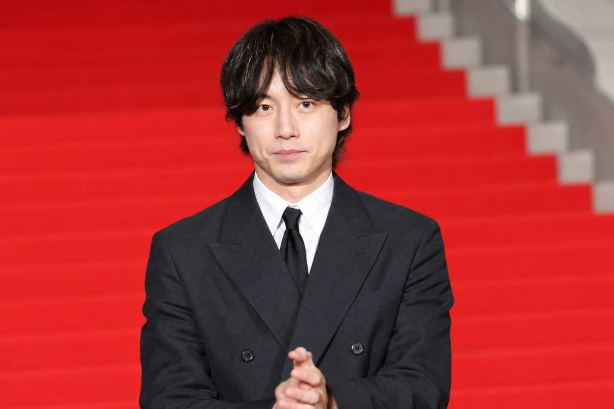 kiDnap GAME 主演の坂口健太郎、レッドカーペットイベントでの笑顔のオフショット