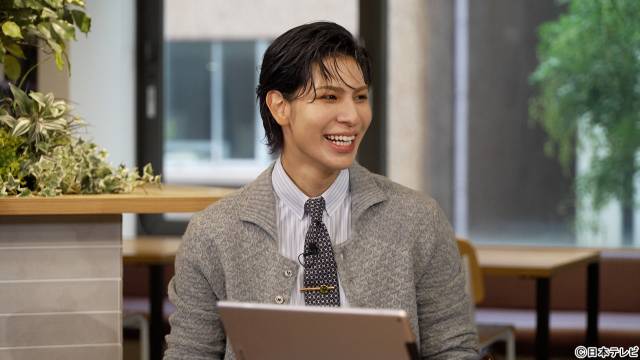 Snow Manラウールが「The Fashion Post」第2弾の収録後にインタビューで笑顔を見せる様子