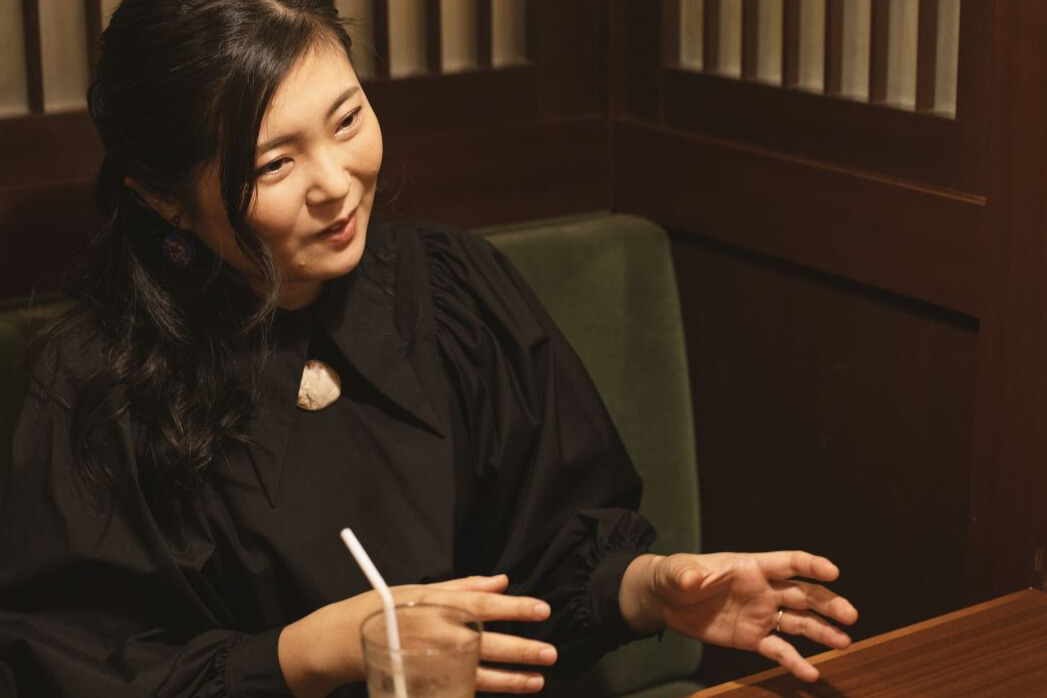 インタビューで語る脚本家・吉田恵里香さんの様子