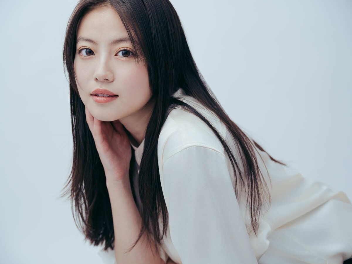 今田美桜のプロフィール写真、白いトップスで横顔を見せるショット