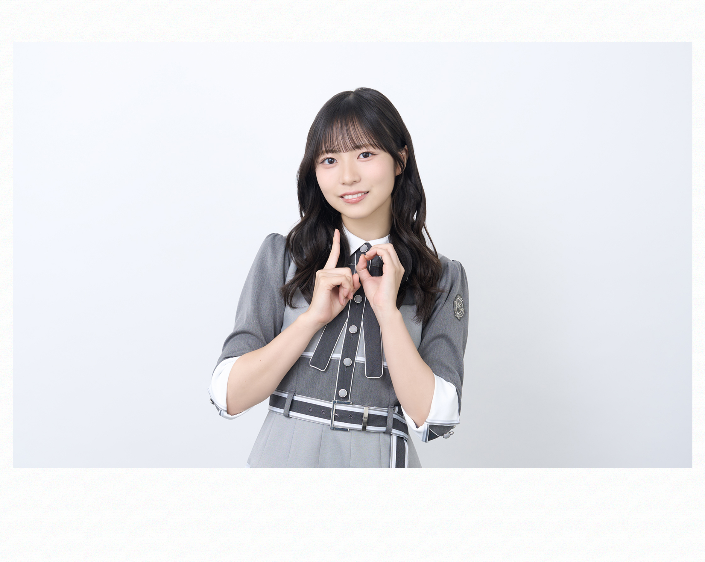 正源司陽子が指でハートマークを作る日向坂46公式プロフィール写真