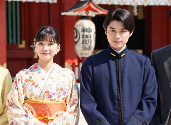 続編のビジュアル撮影で神社の前に並ぶ芳根京子と本田響矢