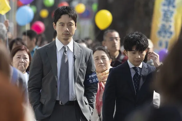 kiDnap GAME 第1話、祭りの雑踏を歩く新出俊郎(坂口健太郎)と笠松将演じる青年の場面