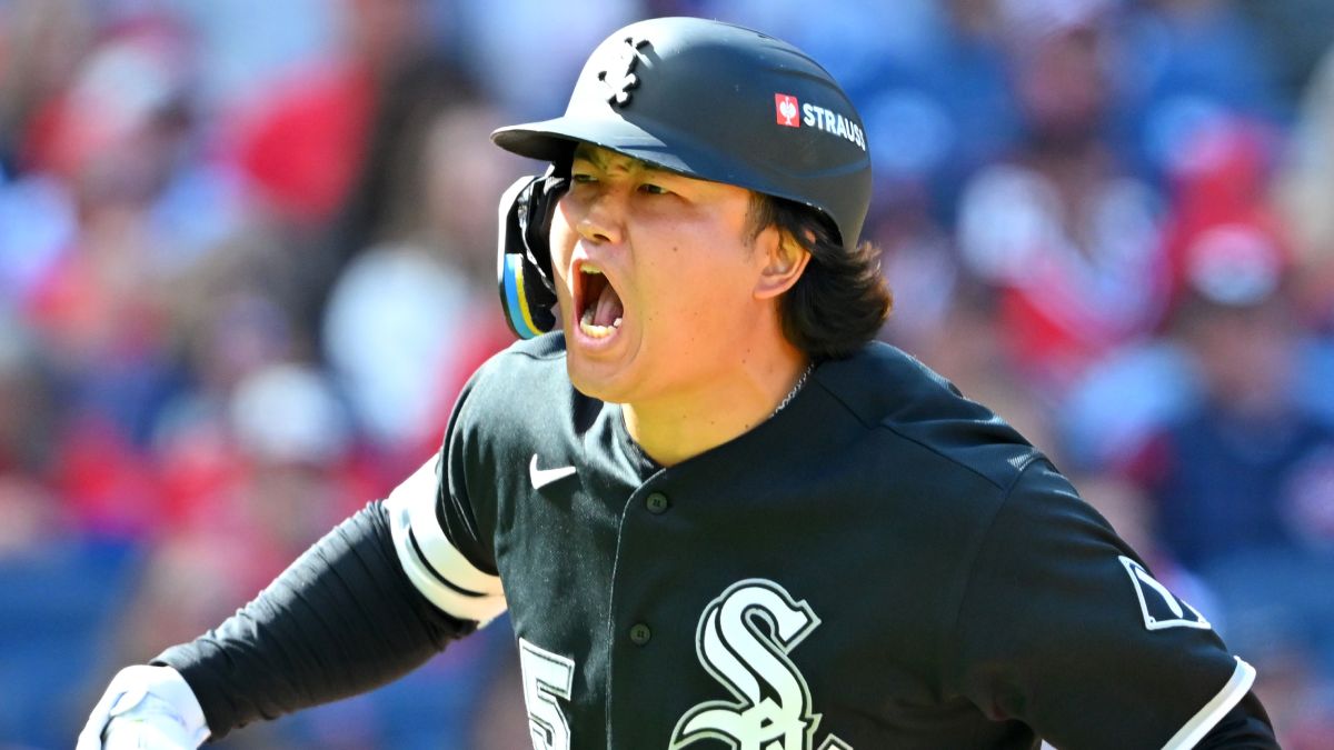 ホワイトソックスの黒ユニフォーム姿で雄叫びを上げる村上宗隆