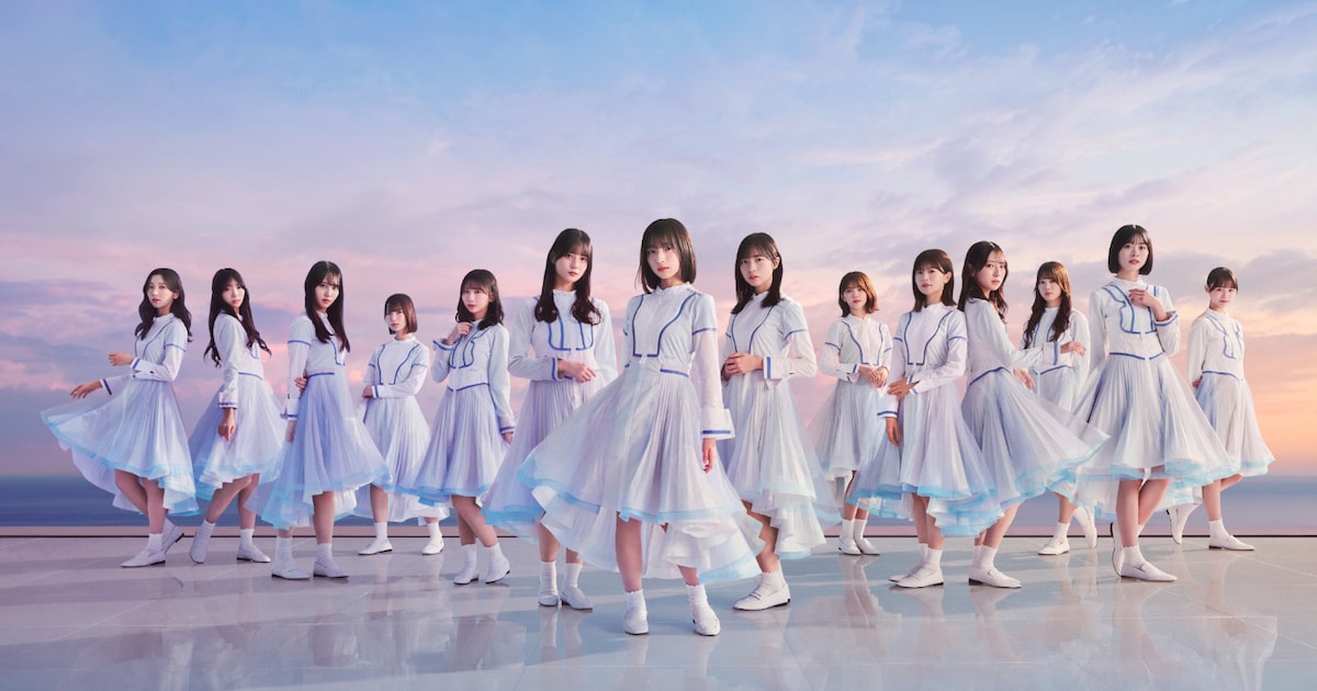 日向坂46メンバー全員が並ぶキービジュアル写真、松田好花も中央付近に立つ