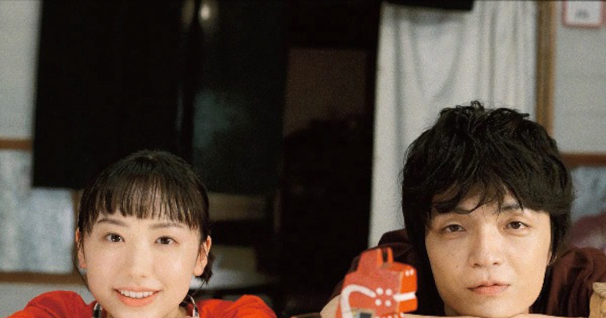 ドラマ「片想い」で共演した芦田愛菜と岡山天音の記念写真