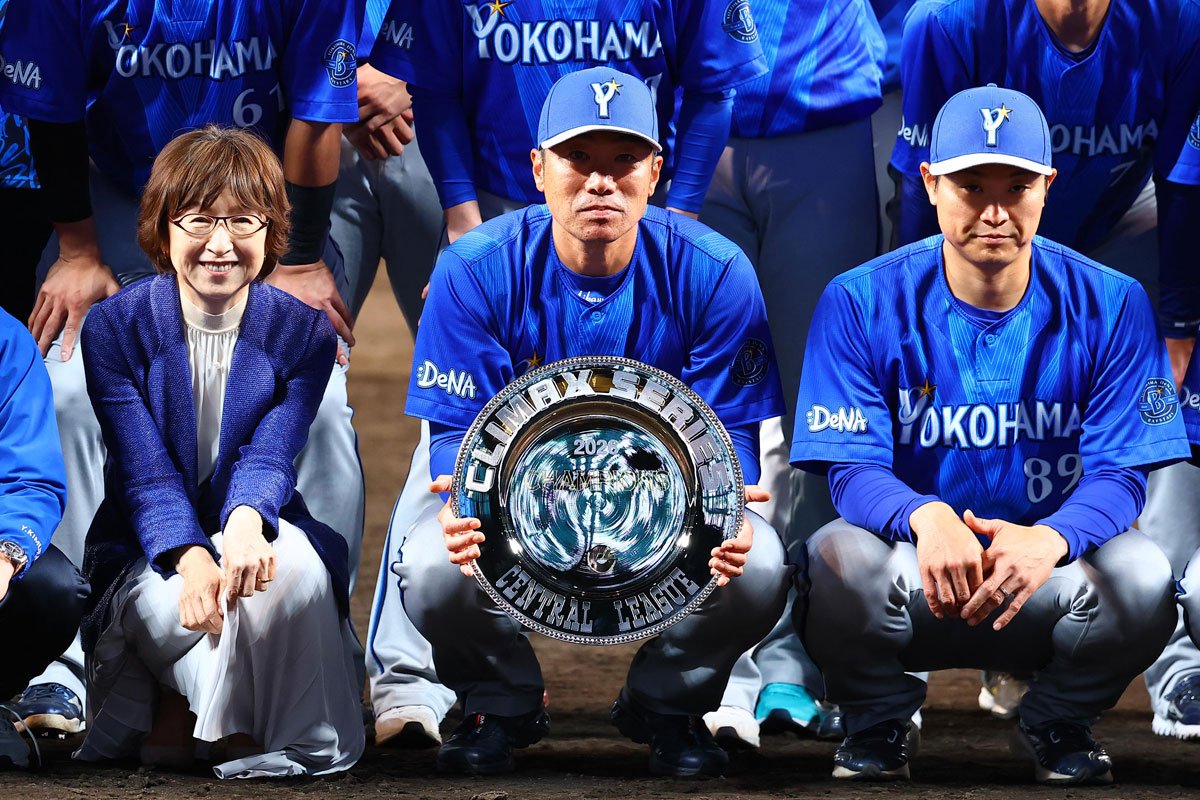 クライマックスシリーズ優勝トロフィーを手にする横浜DeNAベイスターズの三浦大輔監督と選手たち