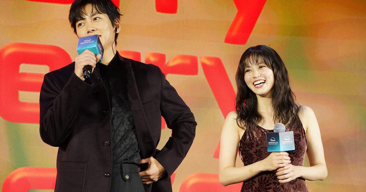メリーベリーラブのイベントに登壇しマイクを持って笑う今田美桜とチ・チャンウク