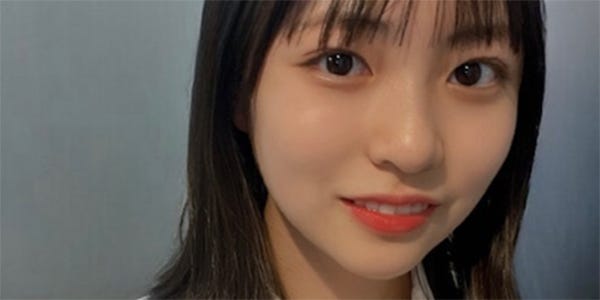 正源司陽子が笑顔でカメラ目線のクローズアップ自撮り写真