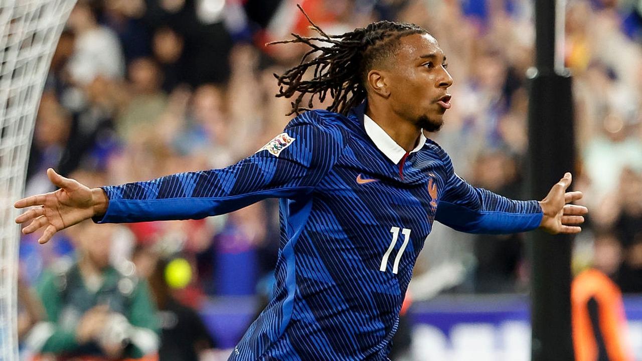ゴールを決めて両手を広げて喜ぶフランス代表時代のマイケル・オリーセ選手