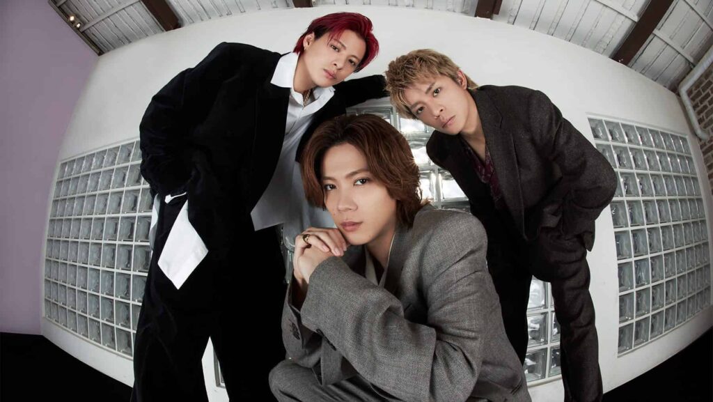 Number_iの3人がスタジオで撮影したファッションビジュアル、中央が平野紫耀