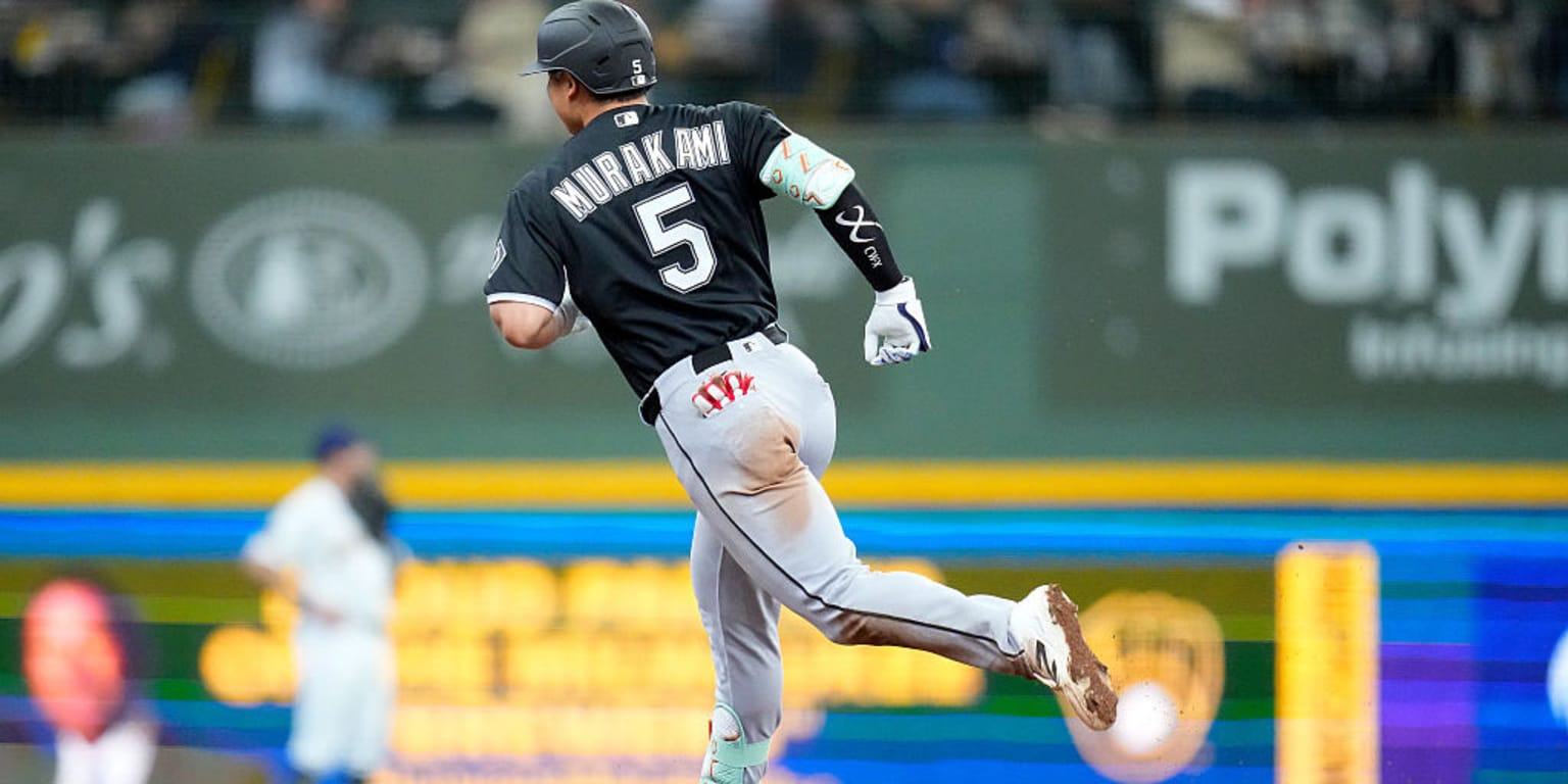 背番号5のMURAKAMIのユニフォームで一塁へ全力疾走する村上宗隆の後ろ姿