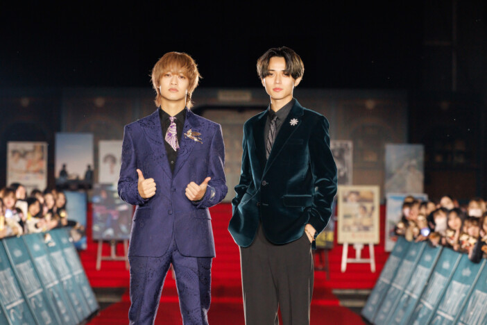 King & Prince髙橋海人（左）と永瀬廉（右）、スーツ姿でのイベント登壇時のツーショット