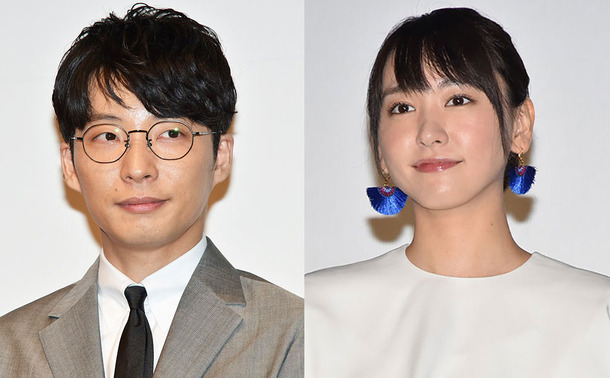 2021年の結婚発表時に撮影された星野源と新垣結衣の記者会見風の写真