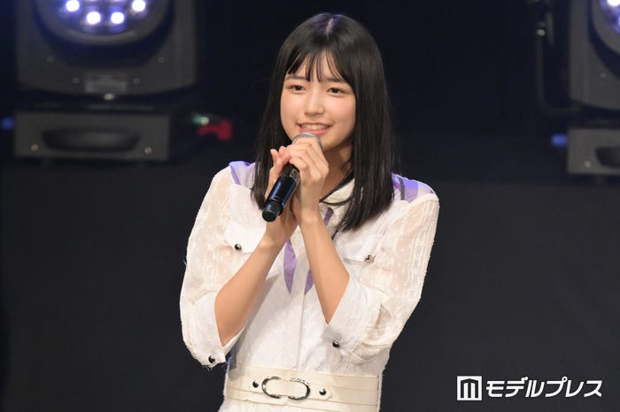 乃木坂46・五百城茉央がステージでマイクを手に話す様子、正源司陽子のいとことして話題
