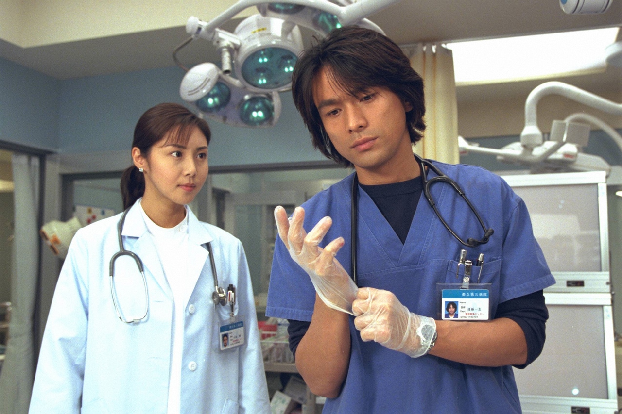 1999年放送開始当時、手袋をつける進藤一生役の江口洋介と小島楓役の松嶋菜々子