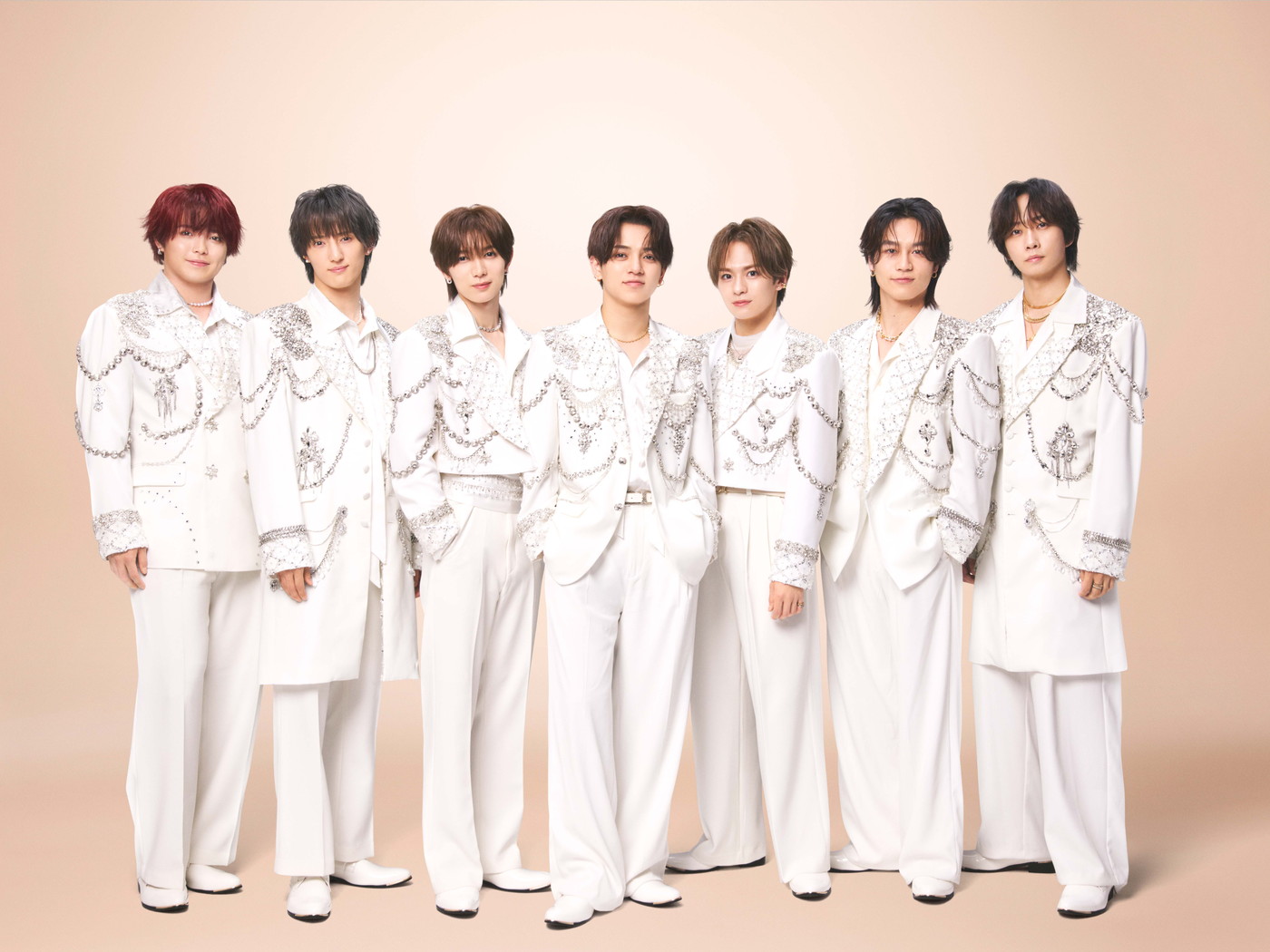 白の衣装で並ぶTravis Japanメンバー7人の集合写真